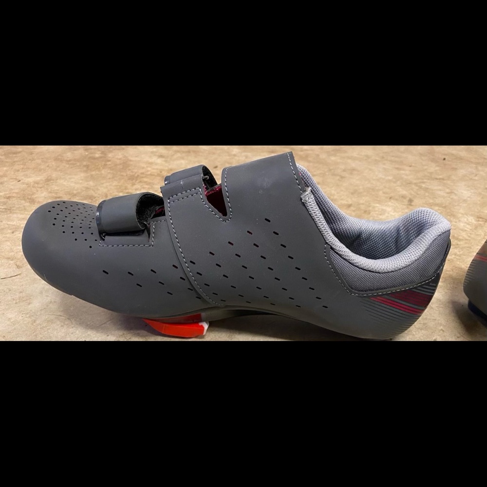 Size 40 shimano spin shoes with delta cleats.